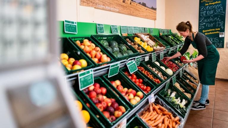 Fr. Düllberg im Obst/Gemüseregal